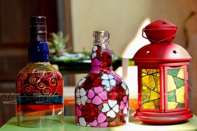 Biến vỏ chai phế liệu thành tác phẩm nghệ thuật giá trị cao